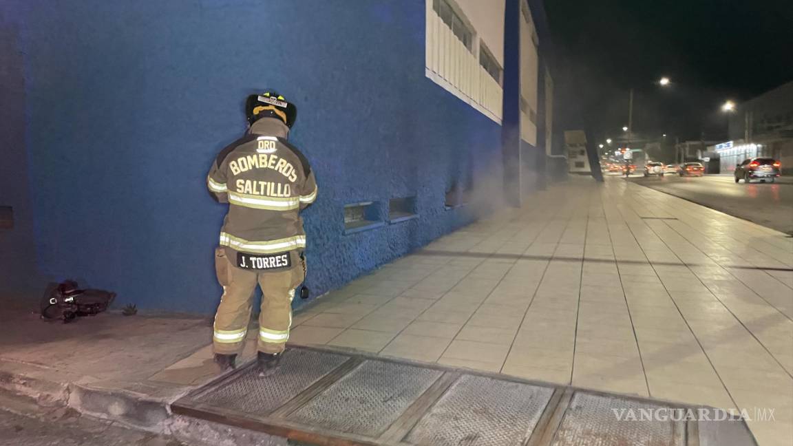 Saltillo: jóvenes provocan incendio en el Colmex al arrojar un cohete al sótano