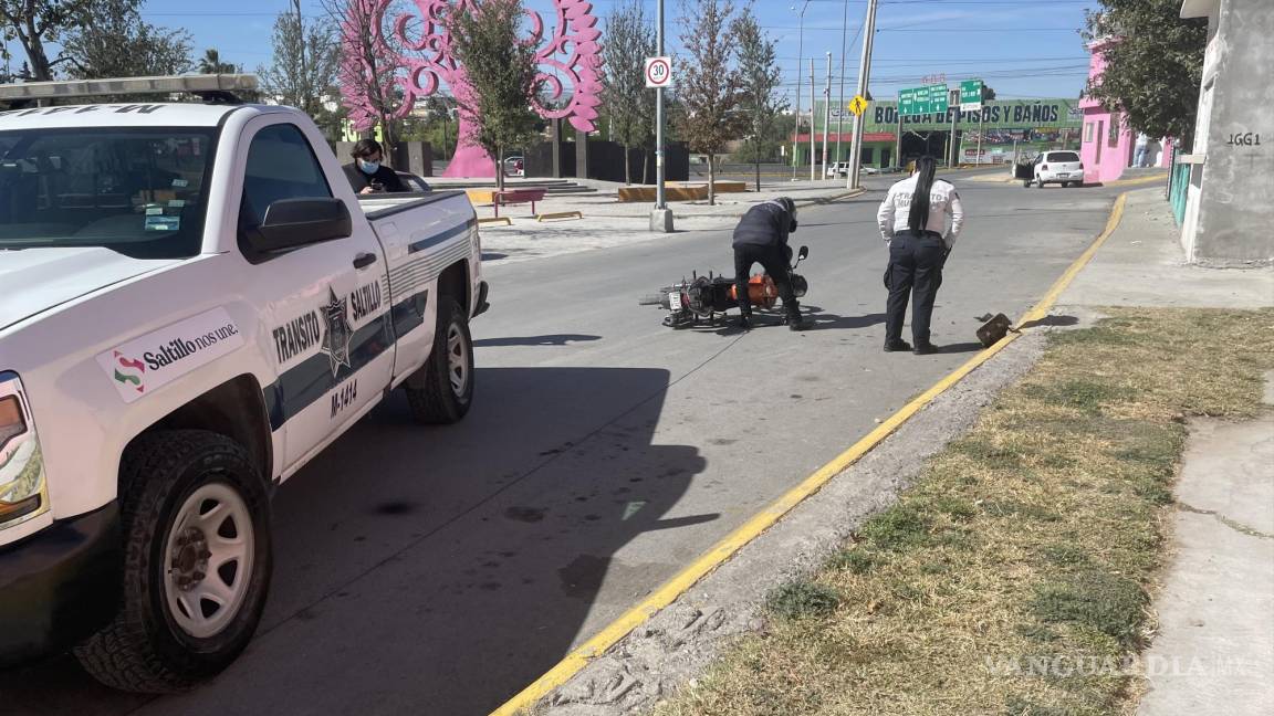 Joven cae de moto en la Vicente Guerrero; quedó atrapado en cables de Telmex