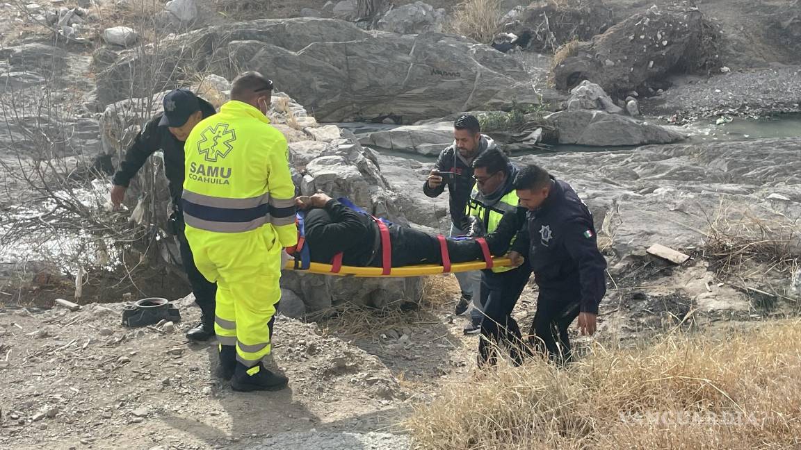 Saltillo: por tomar atajo, motociclista cae a arroyo con todo y el tanque de gas que cargaba