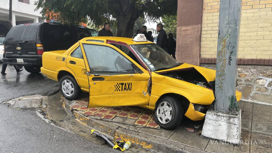 Chocan a taxi y lo lanzan contra semáforo en Saltillo