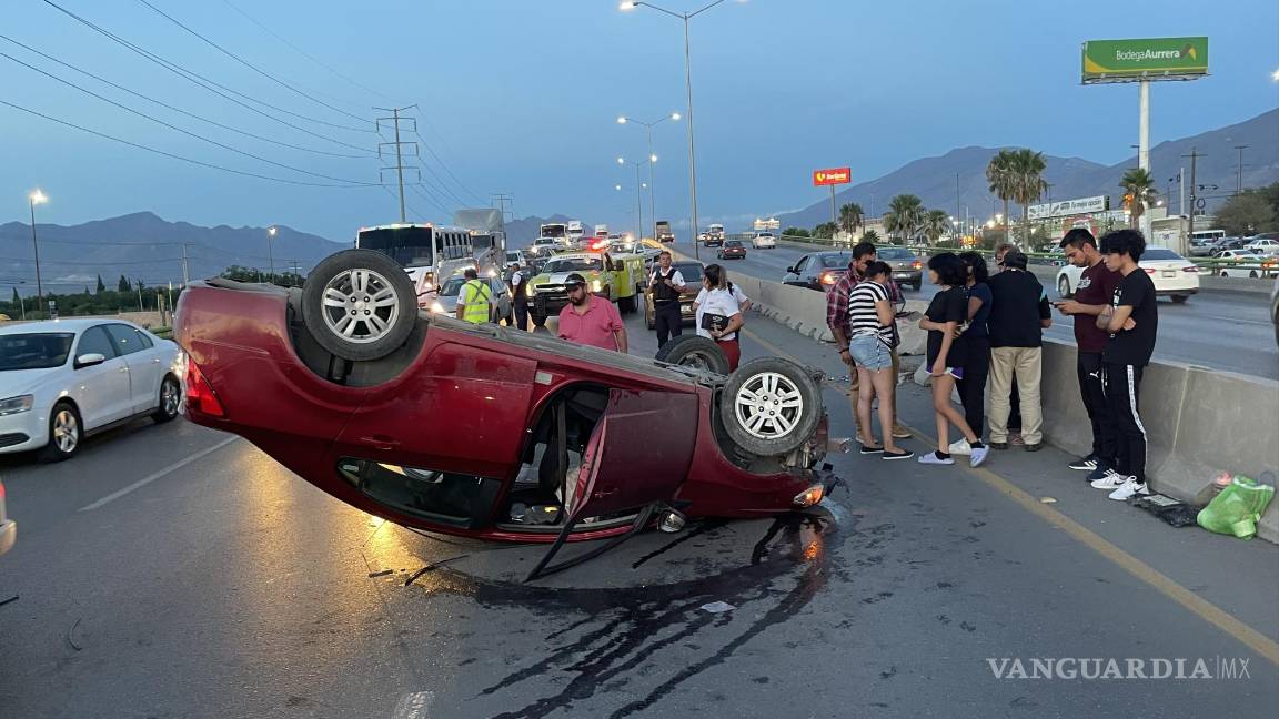 Libran tragedia: objeto se ‘atraviesa’ y madre e hijas sufren volcadura al oriente de Saltillo