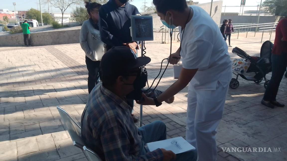 Realizan feria de la salud en ISSSTE de Saltillo; atienden a derechohabientes y público en general
