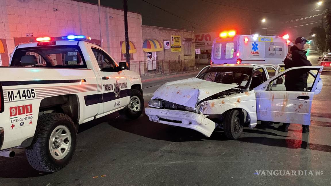 Saltillo: tres policías terminan lesionadas en accidente, una de ellas salió proyectada tras choque