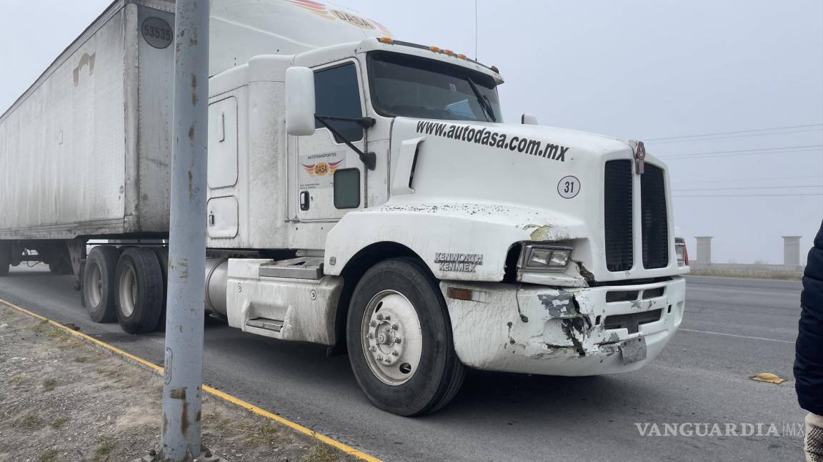 Arteaga: impacta tráiler por alcance a camioneta y la avienta contra auto