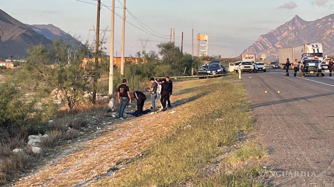 Hallan a hombre con 4 impactos de bala a orillas de la carretera Monterrey-Saltillo