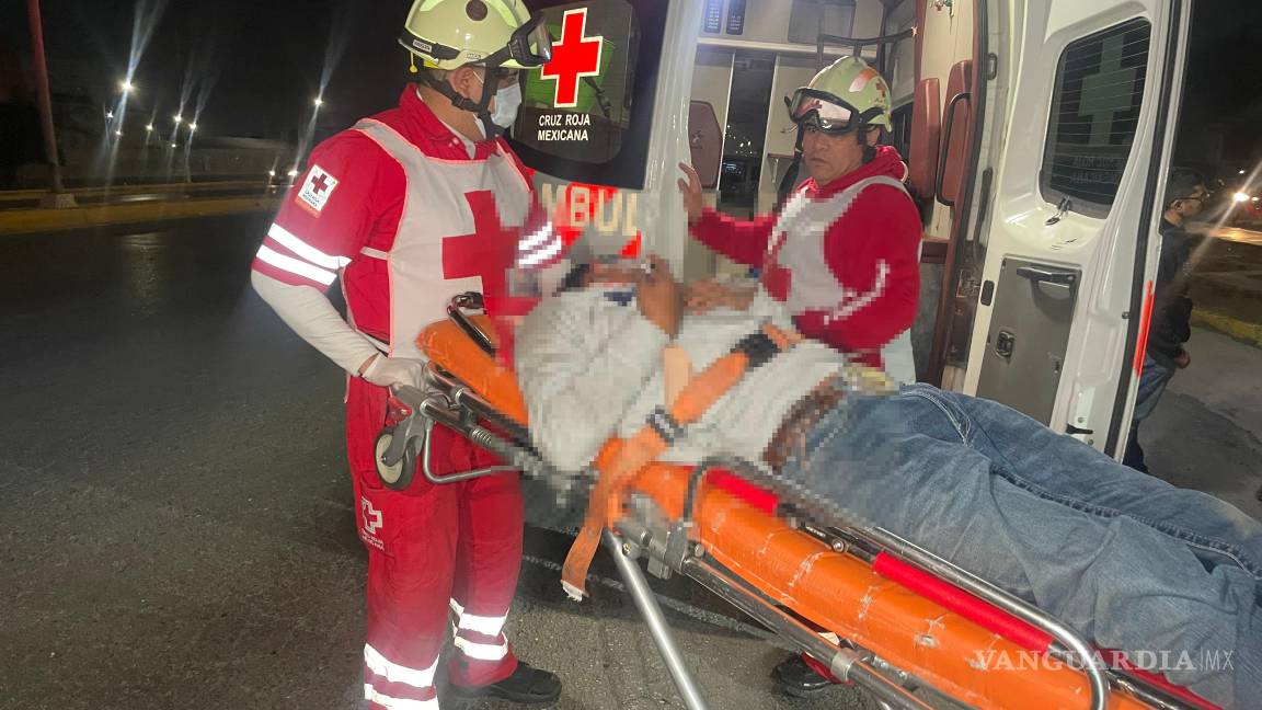 Hallan a joven herido en el periférico LEA de Saltillo; versiones contradictorias sobre el accidente