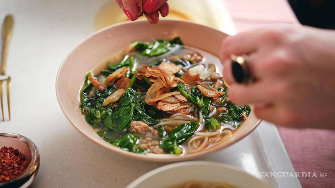 $!Lo primero en la receta es tostar varios dientes de ajo picados en rodajas, que no solo aportan una excelente textura crujiente, sino que también le dan sabor al aceite.