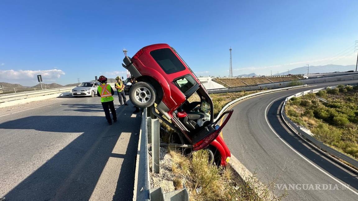Conductor pierde el control y se impacta en valla de contención, en Saltillo