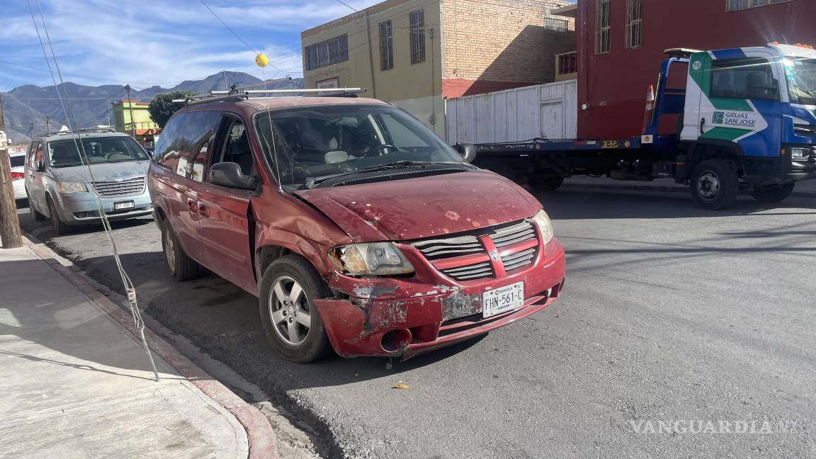 Vehículo de paquetería se pasa alto y provoca accidente en la colonia Bellavista, en Saltillo