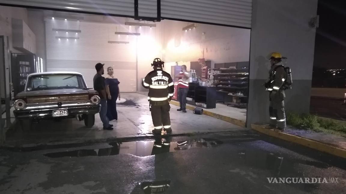 Alarma humo en empresa cervecera de Saltillo; empleados ‘quemaban llanta’