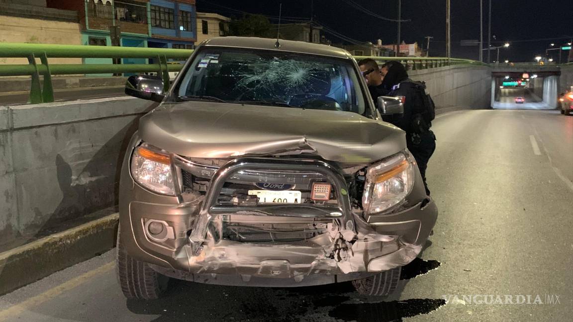 $!La camioneta Ford Ranger derrapó varios metros antes de impactarse contra un muro de contención.
