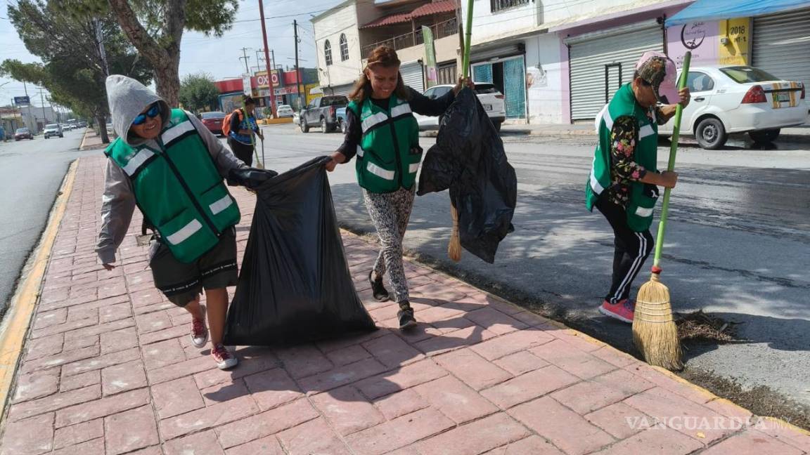 $!El programa Ola Verde brinda empleo digno a mujeres jefas de familia, al tiempo que mejora la calidad de vida en diversas colonias del municipio.