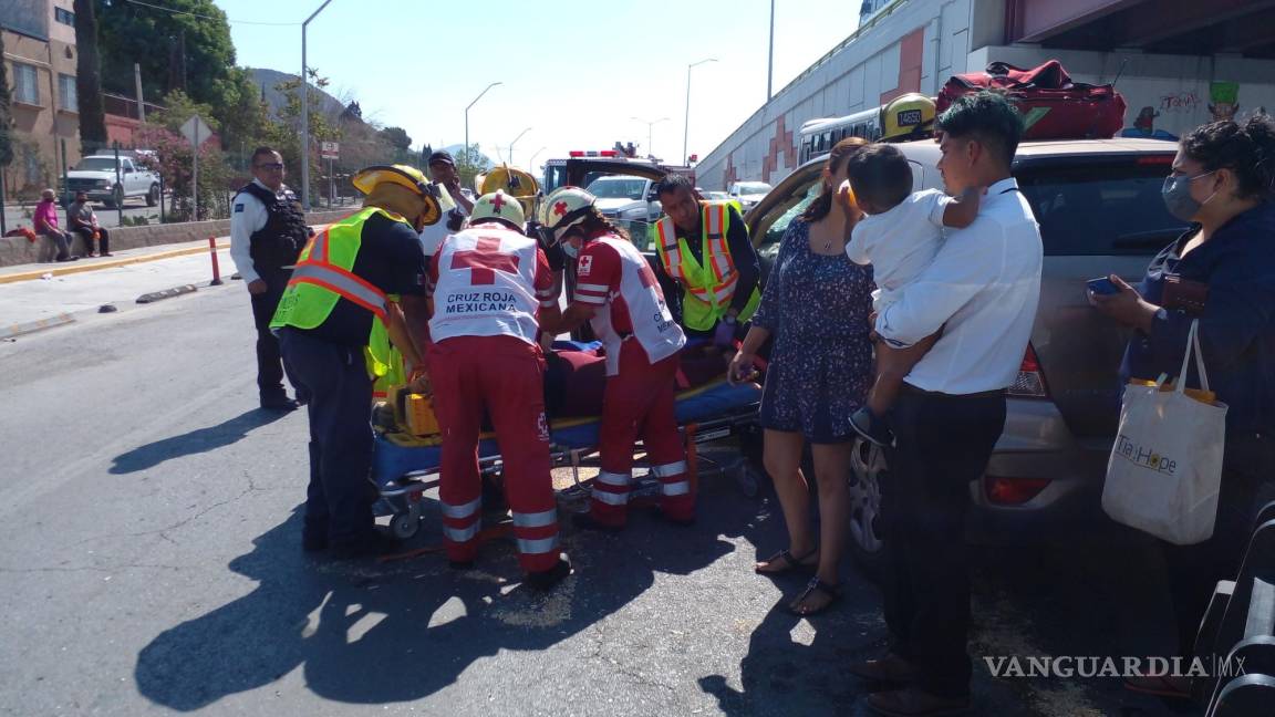 Sin percatarse que había frenado, conductora choca con camión urbano en periférico de Saltillo