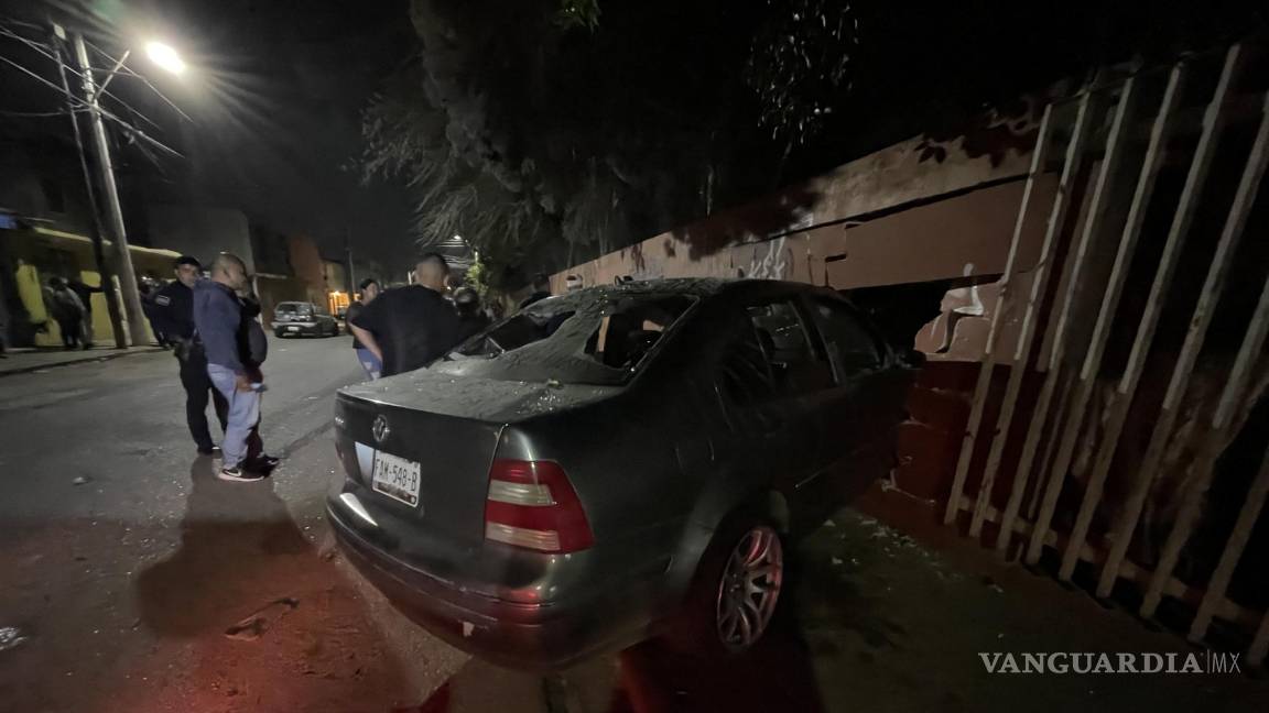 Saltillo: jóvenes se impactan contra barda de escuela y la destrozan, tras huir de riña