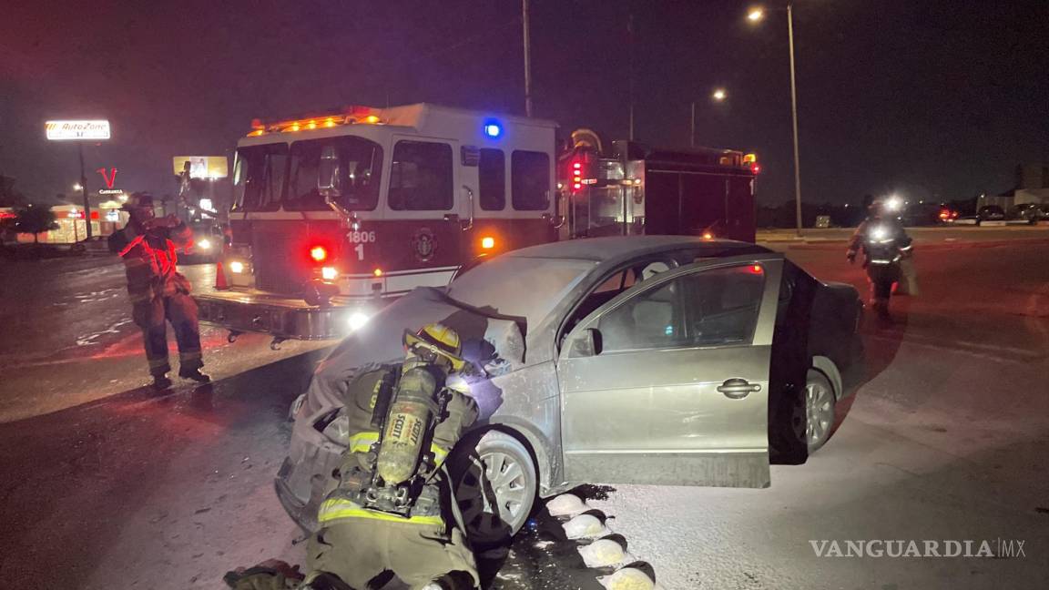 Camioneta le quita derecho de paso, colisionan y automóvil se incendia al norte de Saltillo