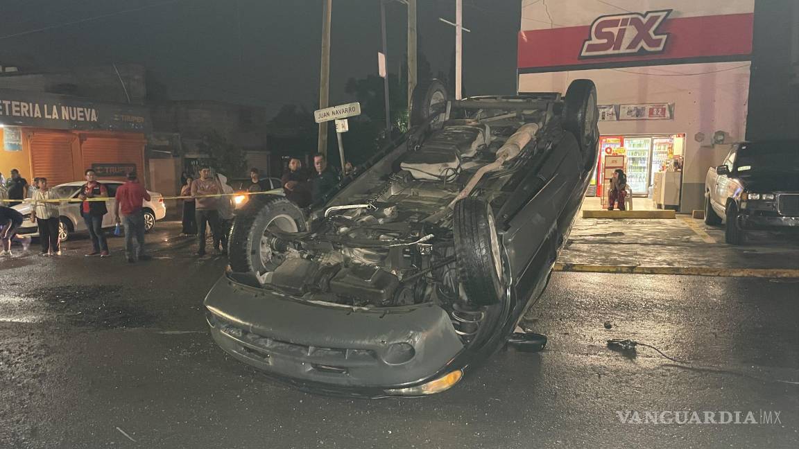 Bache ‘invisible’ origina volcadura en Saltillo; lo confundieron con charco de agua