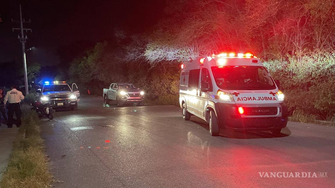 Tras una noche de copas, motociclista pierde el control y cae al pavimento al norte de Saltillo