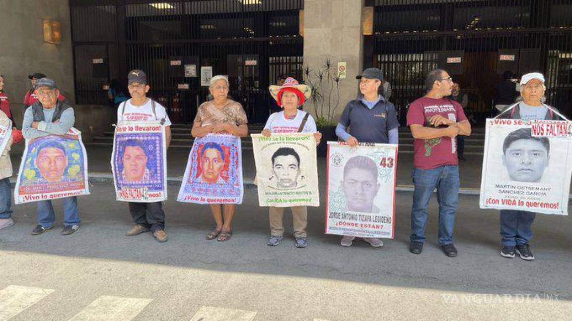 Padres de los 43 siguen en protesta; hoy, frente a la SRE, seguirán en el Zócalo