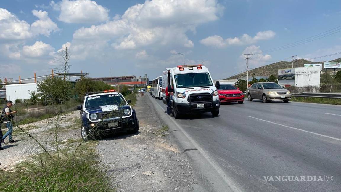 Conductor se vuelca y sale de la carretera antes de llegar a Saltillo