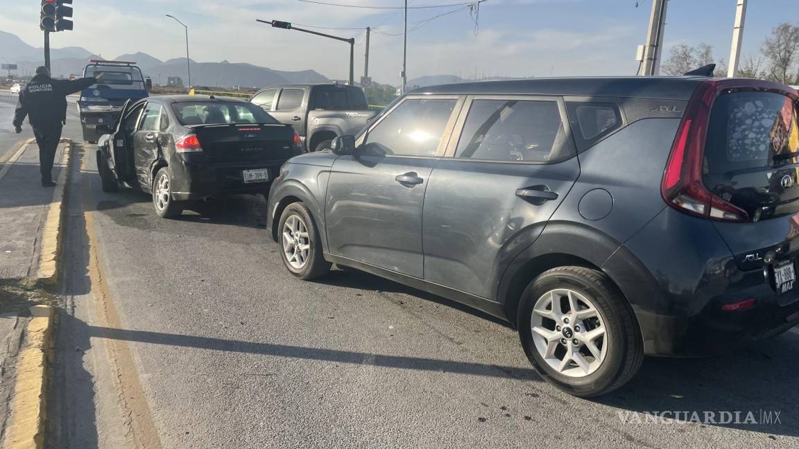 Vehículo se ‘adueña’ de bulevar y causa choque contra camioneta en Saltillo