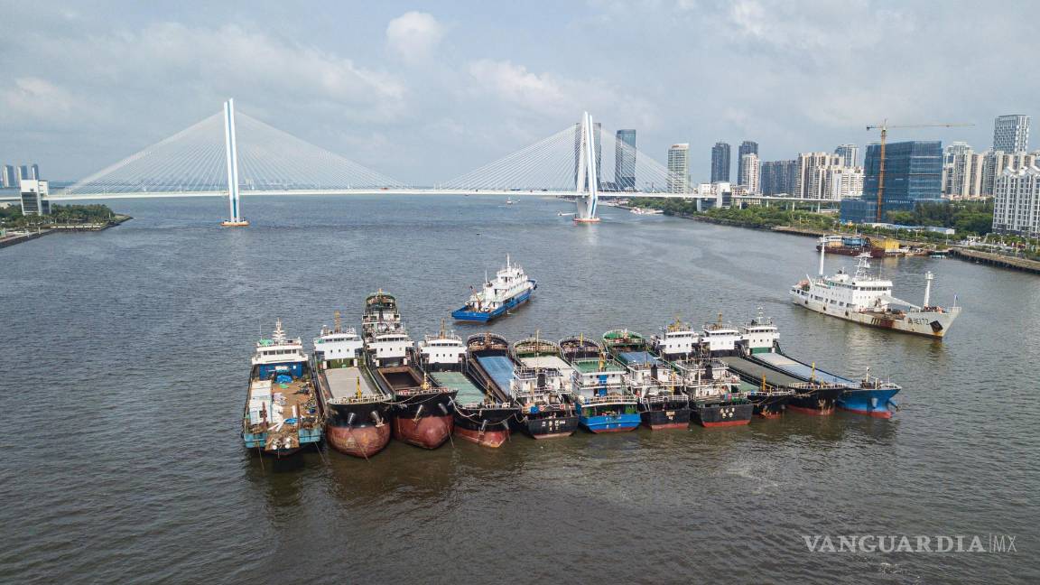 $!En la provincia de Hainan decidieron asegurar los botes y otras embarcaciones ante la inminente llegada del tifón Yagi.