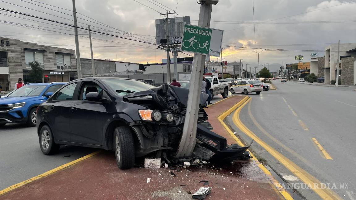 Por ir a exceso de velocidad, vehículo se estrella contra luminaria y casi la derriba en Saltillo