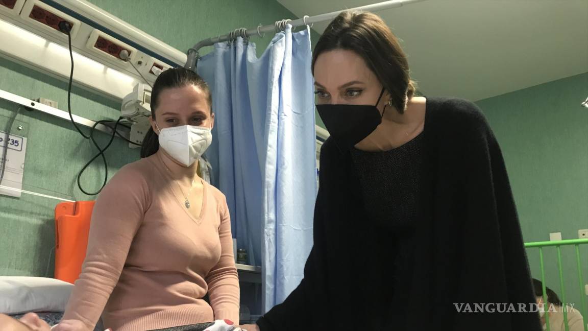 Sorprende Angelina Jolie con su visita a niños ucranianos ingresados en un hospital romano