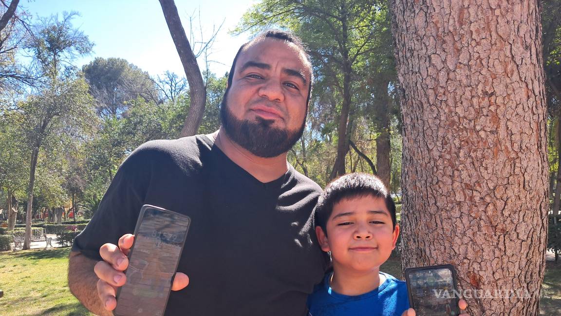 $!Carlos Olivo, de 35 años, y su hijo Bruno participan juntos en el Pokémon GO Tour: Kalos, compartiendo una actividad que les permite convivir, caminar y jugar en familia.