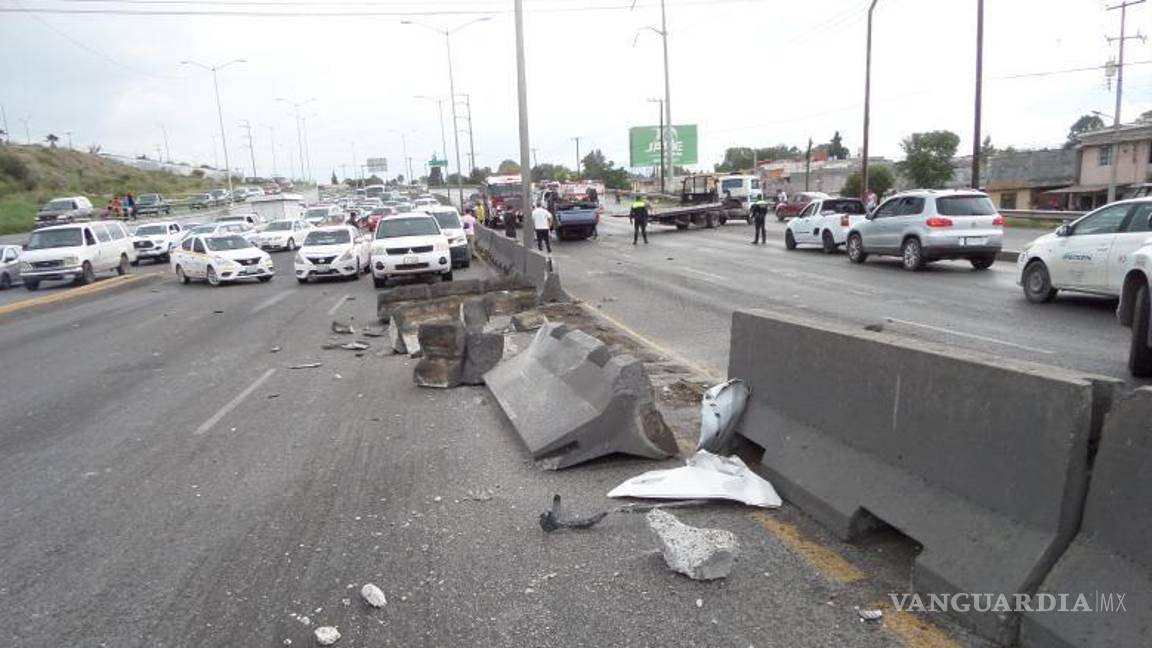 $!Los bloques de concreto proyectados por la colisión afectaron a tres vehículos y causaron una doble volcadura en el carril contrario.