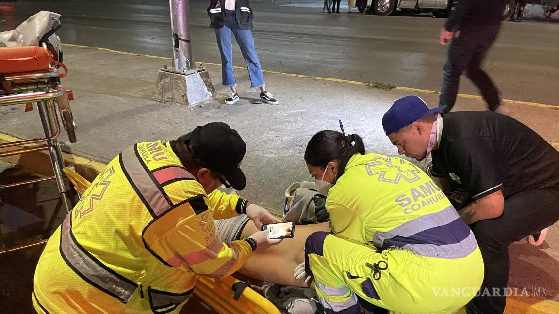 Arriesga la vida de su amigo: pierde control de su moto y acompañante sale volando, en el Periférico LEA de Saltillo