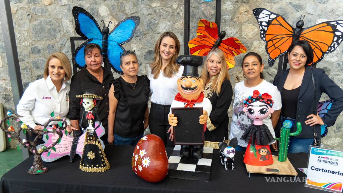 $!Participantes de los talleres exhiben sus creaciones y técnicas adquiridas en áreas como pastelería, carpintería y bisutería durante la ceremonia de graduación.