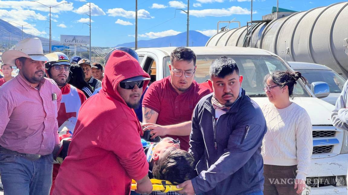 Saltillo: dos jóvenes resultan heridos tras impactar su motocicleta contra una camioneta estacionada