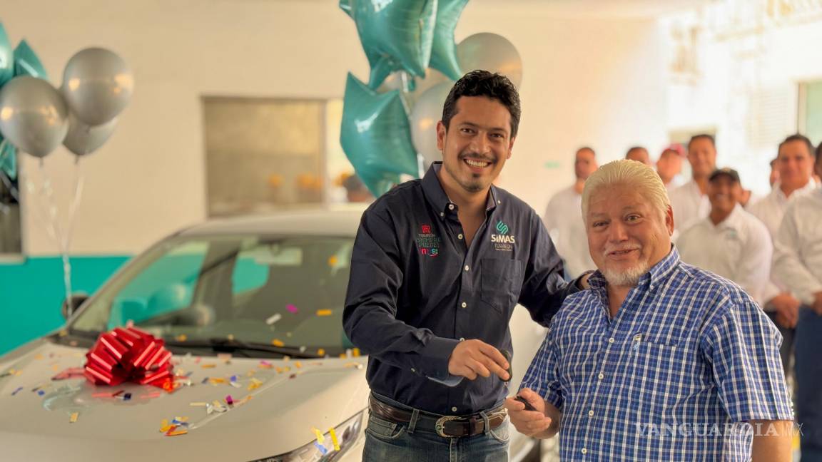 Entrega Simas Torreón automóvil a ganador del Sorteo Usuario Cumplido