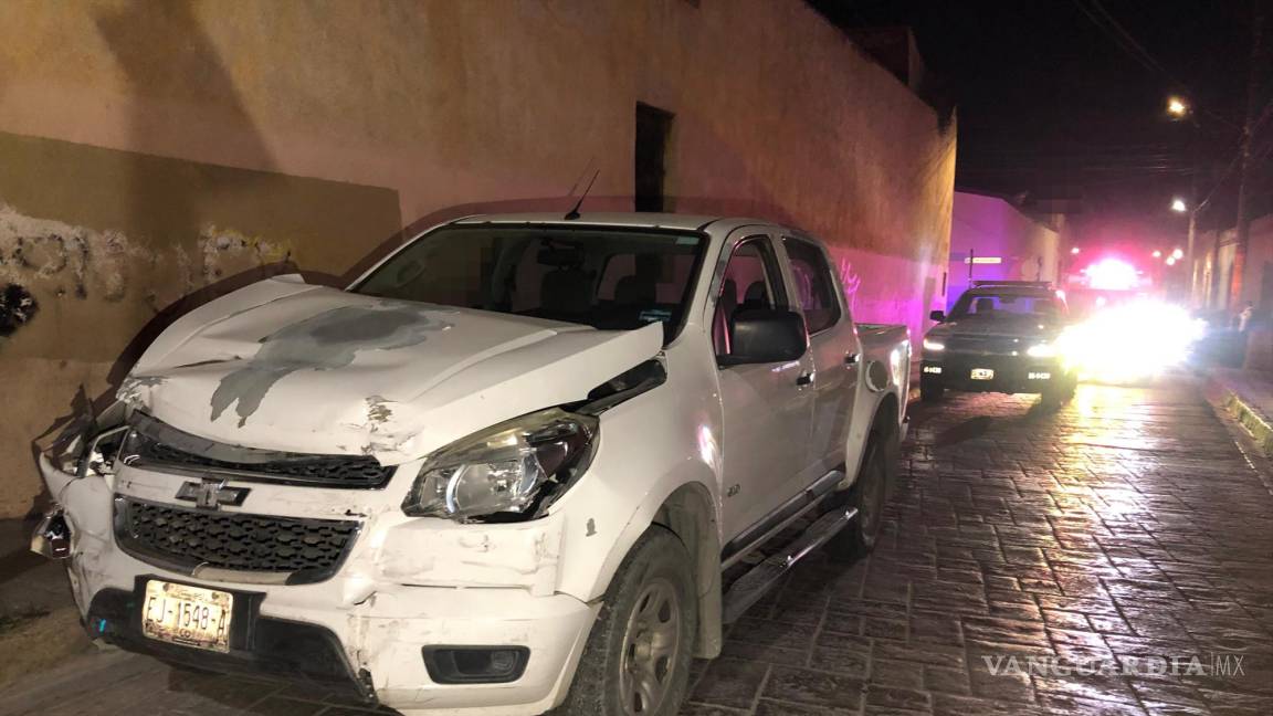 Ignora señal de alto y proyecta camioneta contra un poste en Saltillo; ambos conductores ebrios son detenidos