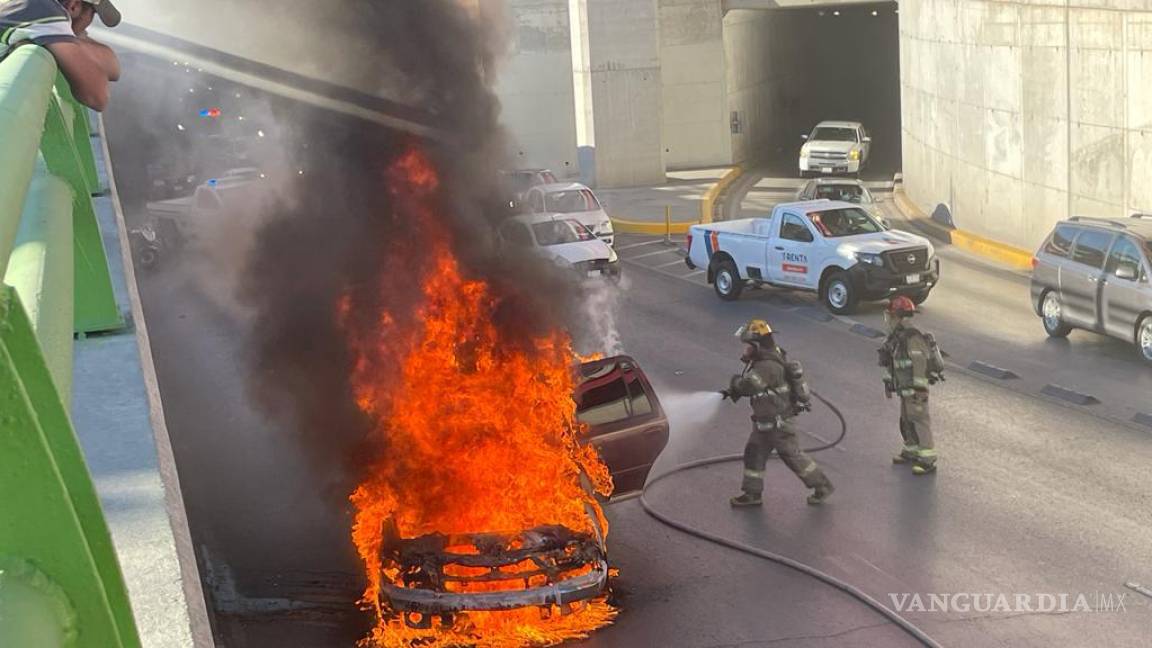 Camioneta arde en llamas en pleno Periférico LEA de Saltillo; no hay lesionados