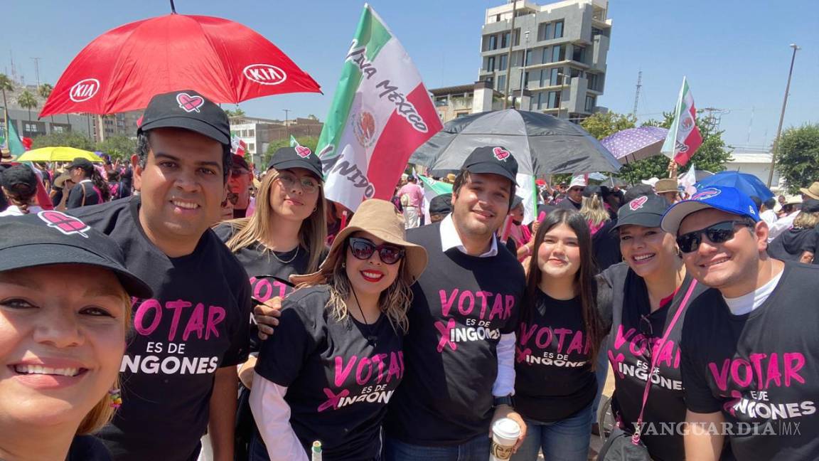 $!Ciudadanos y partidos políticos se sumaron a esta manifestación en defensa de la democracia.