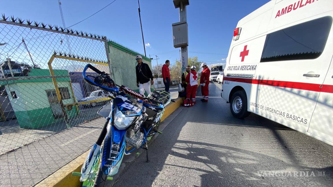 Motociclista choca y sale ‘volando’ en periférico LEA de Saltillo