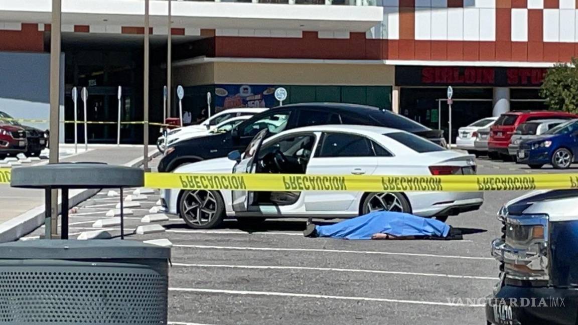 Ordenan inspeccionar auto de hombre que falleció en estacionamiento de plaza comercial de Saltillo