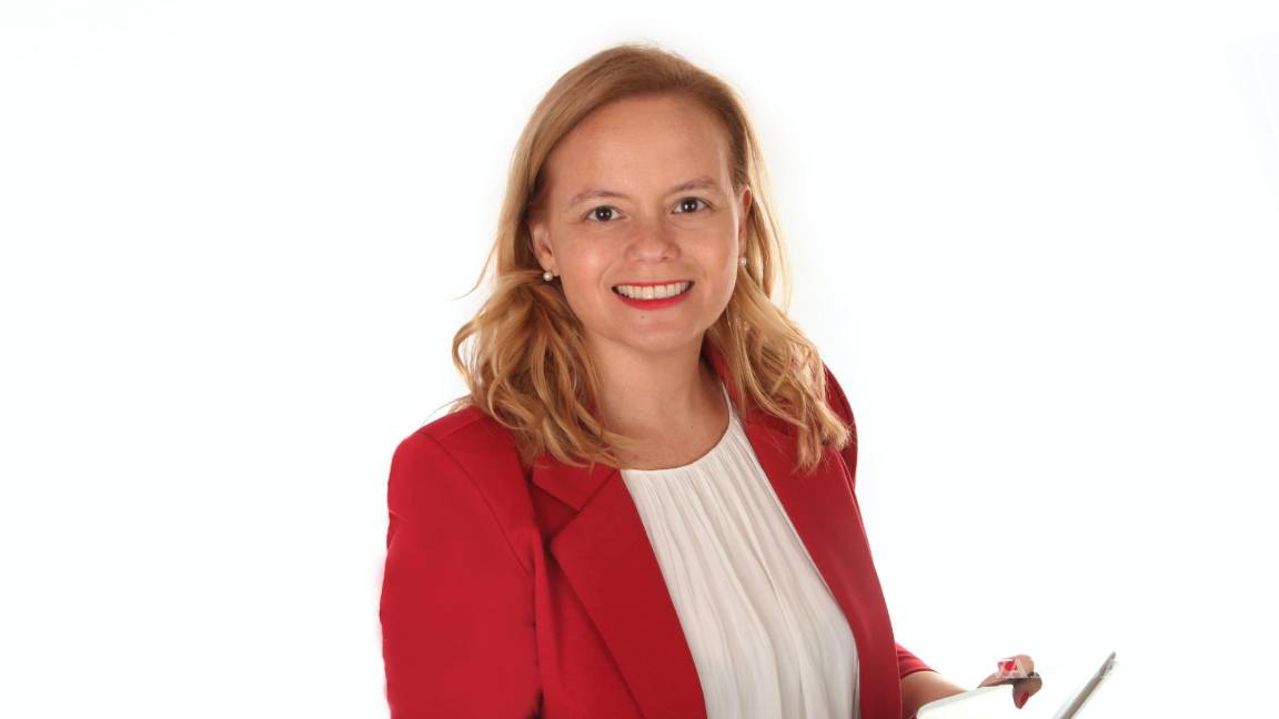 $!Gabriela Paoli con tableta electrónica. Foto: G. Paoli.