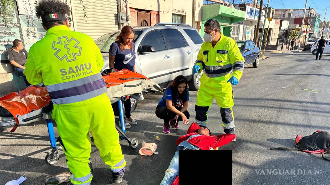 Peatón termina grave tras ser arrollado por motoclicista de 14 años, en la zona centro de Saltillo