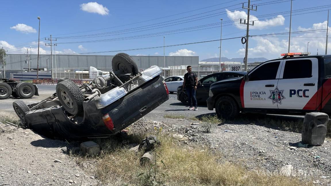 Arteaga: llanta se revienta y sufre aparatosa volcadura en Libramiento Óscar Flores Tapia