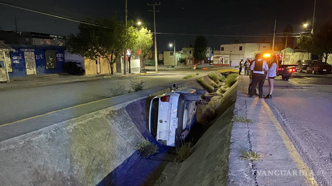 Conductor dormita y se vuelca en canal de desagüe en Saltillo