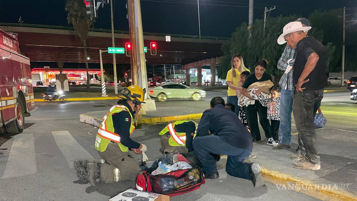 $!Personal de Bomberos y de la Secretaría de Salud, tras valorarlo, lo trasladaron a la Clínica 1 del IMSS.