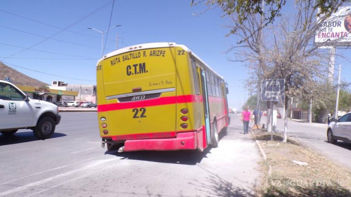 Saltillo: Llanta de autobús se desprende en plena marcha y de milagro no vuelcan