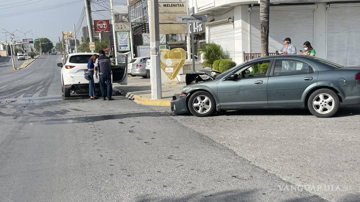 Estrella adulto mayor por alcance a camioneta