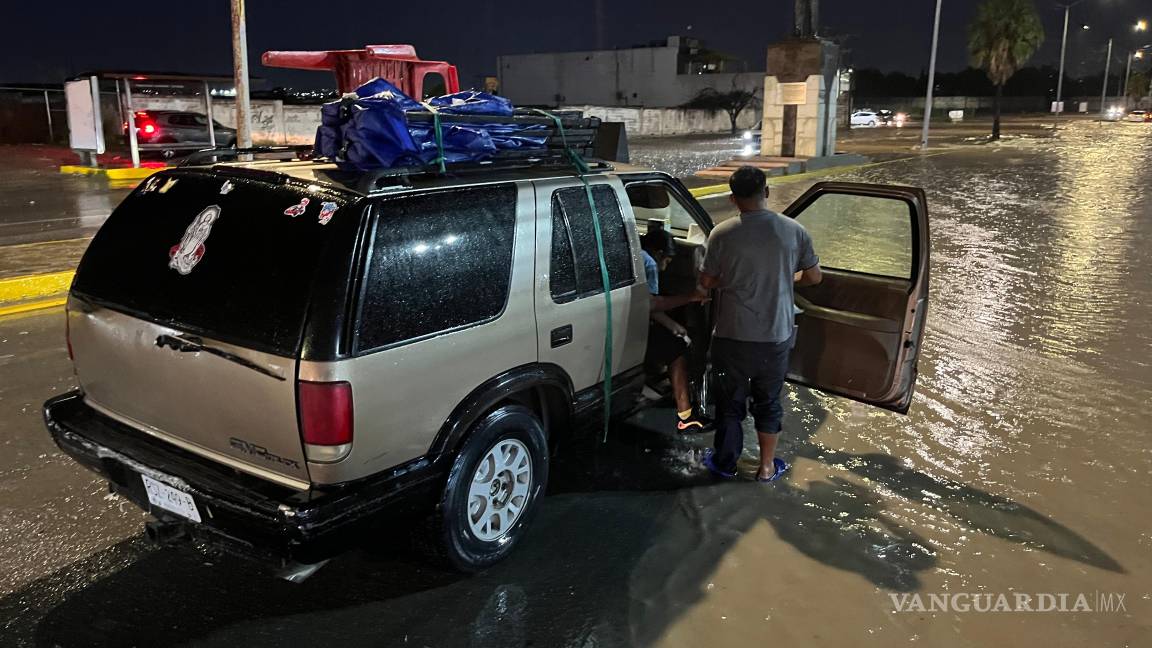$!Elementos de Protección Civil recorren zonas afectadas por escurrimientos, en coordinación con Seguridad Pública y el Ejército Mexicano.