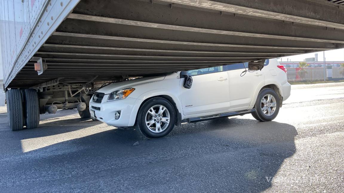 Sobrevive de milagro; se mete abajo de tráiler en el Libramiento OFT