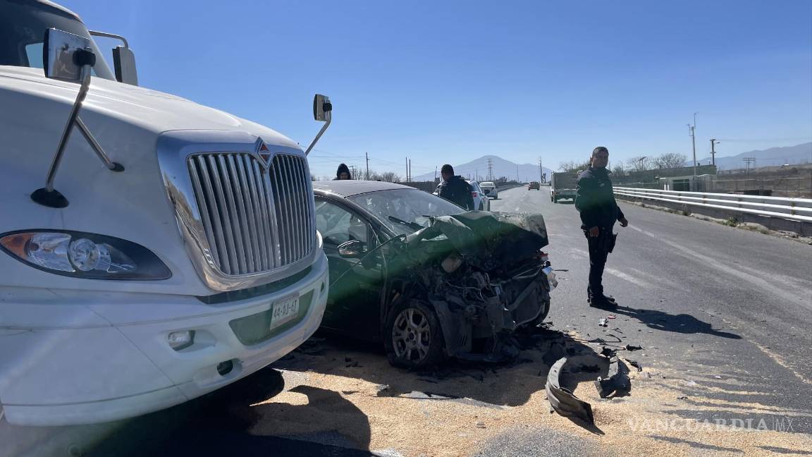 Tráiler destroza a Chevy, en la carretera Saltillo-Zacatecas