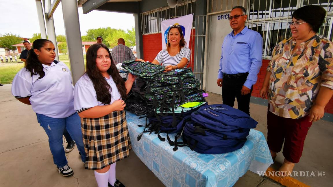 Entrega BIA mochilas a alumnos de nivel básico en Acuña; irán a sector rural