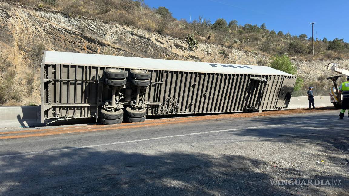 Vuelca tráiler en el tramo Los Chorros, en Arteaga
